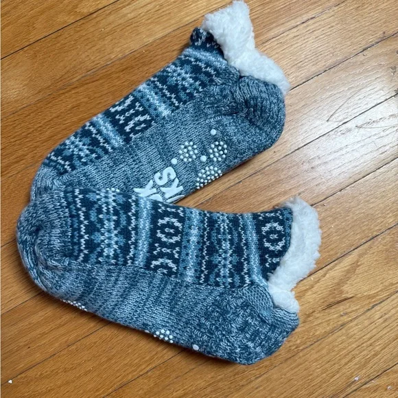 NEW Muk Luks Women’s Cabin Socks, Blue, Size S/M (5-7) - Picture 3 of 4
